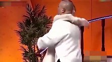 郭德纲艳福让人眼红，美女追着求抱不撒手，老郭吓得到处躲