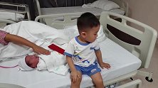 妈妈生二胎，大宝立马送上大红包给妹妹，太贴心了