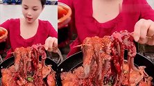 美女吃八爪鱼，辣椒粉辣椒油齐上阵，网友：太狠了，太能吃辣了