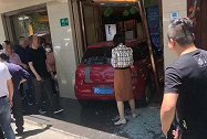 吓人！上海女司机停车一脚油门闯进金店 破门而入直撞柜台