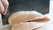 8块钱的鸡胸肉，按这个方法做，外酥里嫩，来客人就是一盘压轴菜