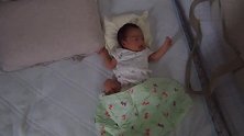 出生第六天的小宝宝午睡中醒来，小胳膊小腿伸懒腰的样子萌萌哒