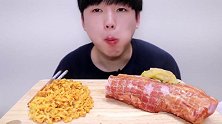 小哥吃火鸡面和熏鸭肉，看他吃就感觉特别有食欲啊