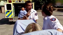 国外恶搞，脐带还没剪医护人员竟抱着孩子找剪刀？路人看到都蒙了