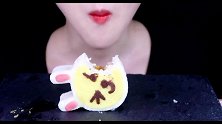 小姐姐吃超级萌的小兔子造型的米糕，果酱夹心的口感超级棒呀