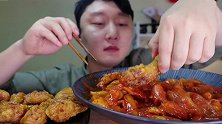 韩国屋塔房大叔吃蜜汁炸鸡和宽粉炒年糕，口水蓄力中！