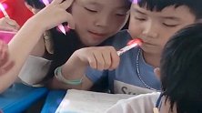 教室里拍下这一幕，小子真是不解风情，女同学白帮你了