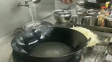年薪38万大厨，是这样做土豆丝的，这出神入化的操作谁敢挑战？