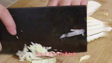 冬天白菜就爱这吃法，加上2土豆，简单一做，出锅全家都爱吃