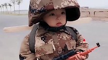 兵哥训练2岁女儿走正步，这步伐太让人震惊了，网友：未来女兵