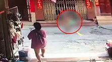 隔壁老王？男子全裸从高处跳下 吓坏路过女子