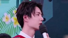 王一博穿围裙有三个男人帮忙，绳子绕到身前打结，他的腰真的细
