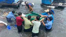 海南陵水：三艘小渔船被海浪打翻，他们冒雨紧急救援