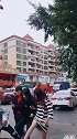 网红熊走在姑娘后面，却因走路东张西望，接下来发生了尴尬一幕