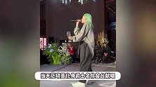 47岁范晓萱在萧敬腾婚礼献唱，绿发吸睛身材发福，变化大到认不出