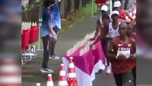 法国马拉松选手故意打翻补给水，后方对手无水可喝