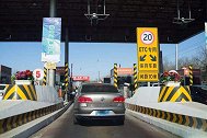 专家说取消高速收费可以，加到油价中？以后跑高速岂不是吃大亏