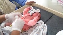 产科护士给刚出生的小宝宝穿衣服，画面很有爱，妈妈们你们见过吗