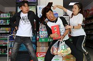小伙去超市没钱，顾客竟把自己200元的零食主动给他，套路太深