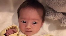 3周大的宝宝睡醒后睁着大眼睛眨都不眨，好萌！好喜欢！
