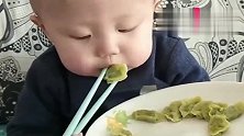 不挑食的小宝宝，就算吃着“饺子”也这么可爱，这筷子用的真溜