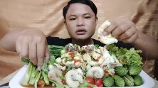 小哥吃白切猪花肠和墨鱼，搭配菜心和苦瓜，夏天吃还真是开胃