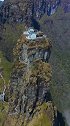 傲立几亿年的独立变质岩上建着两处最高的房产，贵州梵净山。