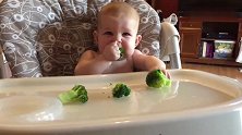 小宝宝吃西兰花，吃一口就皱起眉头，太难吃了