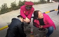 怕被讹？不存在的！大妈突然痛苦瘫倒路边，下一瞬间感动众人