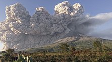 印尼锡纳朋火山再次喷发 天空腾起巨大“蘑菇云”