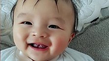 妈妈让小宝宝笑一个，接下来宝宝的反应好萌，真是太好笑了！