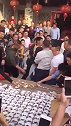 这是甚么风俗？吃碗吗？[费解][费解]     #搞笑视频#