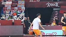 【PP体育在现场】上海男篮洋帅和洋娃娃合影 老帅太可爱啦！
