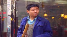 毛子给老板送货，竟直接朝玻璃门撞去，真是出门走路不带脑子