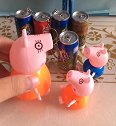 猪妈妈给乔治买两瓶饮料，可是一瓶都不给佩奇买