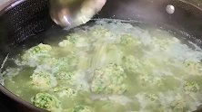 饭店的荠菜丸子汤为啥那么好吃跟大厨学着做，口感嫩滑，鲜香美味