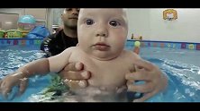 宝宝学游泳被教练各种摆弄，潜水翻跟头、抻腿拉筋，宝宝心里苦！