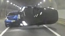 日本神奈：SUV刚进隧道就被撞飞侧翻擦火星 仿佛电影特效