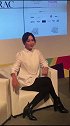 刘嘉玲坐着就有一种女王气场，经历丰富才造就成现在淡定的她