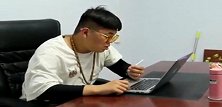 董事长只给员工2块让买中华烟，不料员工做出这一举动，太机智了