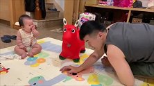 爸爸跟小肉娃玩躲猫猫，结果宝宝开心的模样把心都萌化了！