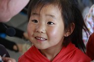 西会小学的孩子们竟然在食堂上表演课