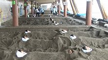 日本最“奇特”温泉，用沙子掩埋顾客全身，缓解压力美容养颜