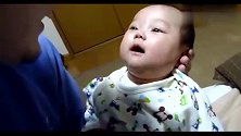 5个月小宝宝不停用婴语跟爸爸说话，呆萌的声音，把人萌化了！