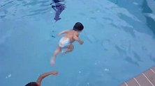 一岁宝宝游泳好厉害，仰游翻身游一个不落下，真是自愧不如啊