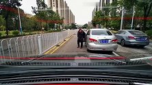真是百年不遇，这技术哪里学的，考验我的刹车性能？撞上了吧！