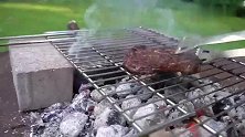 炭火烤牛排，汁多肉嫩，原汁原味，烤完直接大块吃起