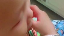 为了不让萌宝舔指头，用苦瓜在他的手上抹，孩子最后表情尴尬！