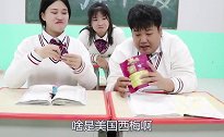 学霸王小九：学生挑战用膝盖投球，没想女同学一次就成功！真厉害