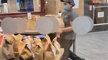 英国伦敦：忙到快哭了！麦当劳女服务员独自处理几十个外卖订单